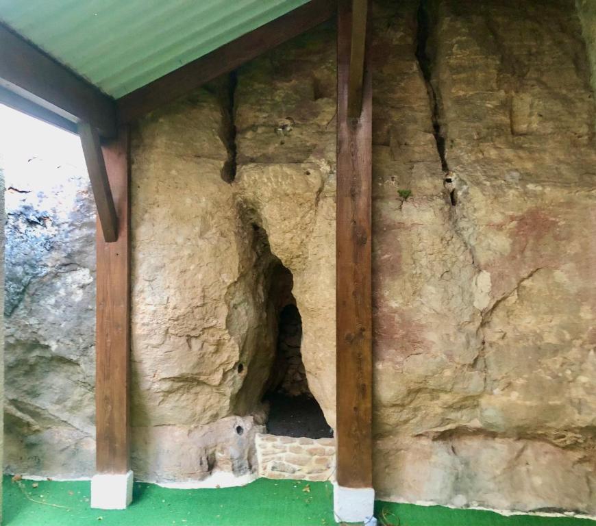 une grotte sur le côté d'un mur de roche dans l'établissement Le Rocher, à Sarlat-la-Canéda