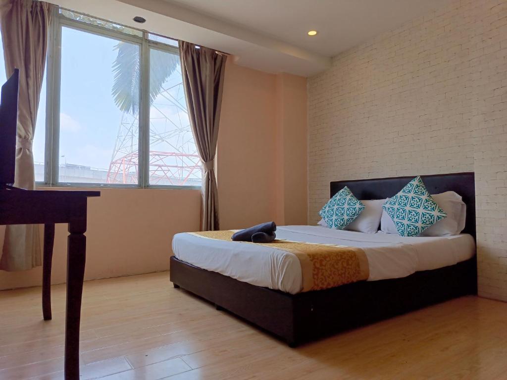 um quarto com uma cama e um piano de cauda em The Patioz Boutique Hotel em Kajang