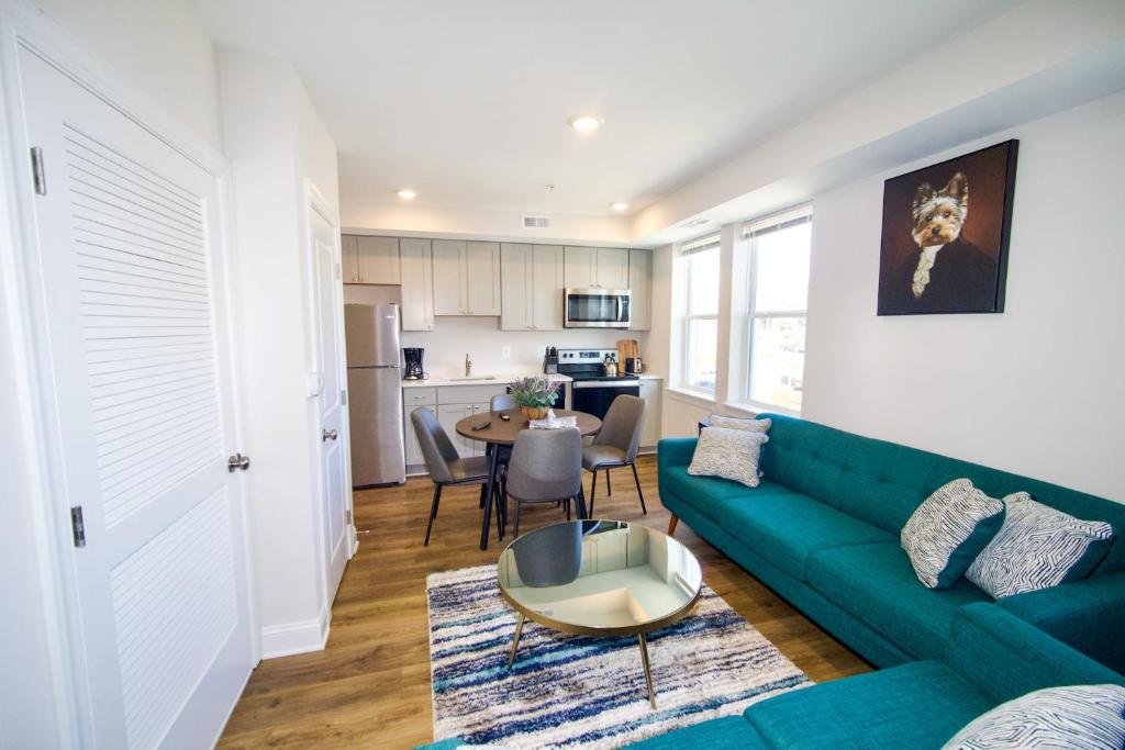 uma sala de estar com um sofá verde e uma mesa em The Chey:Modern and Intimate em Washington