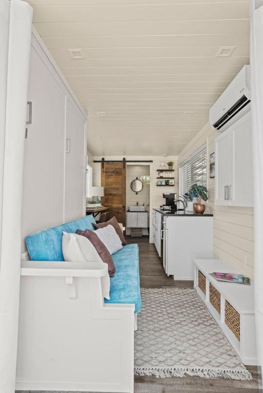 Kuchyň nebo kuchyňský kout v ubytování New! Luxury Shipping Container The Desert Escape