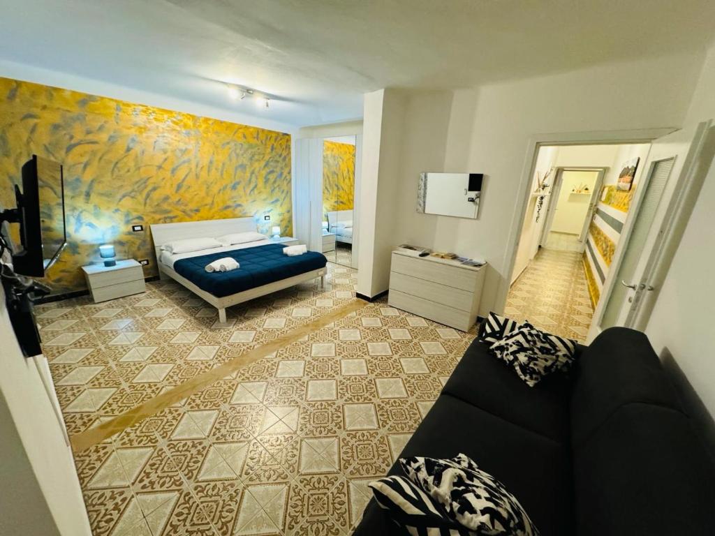 ein Schlafzimmer mit einem Bett und einem Sofa in einem Zimmer in der Unterkunft Willy's apartment in Manarola