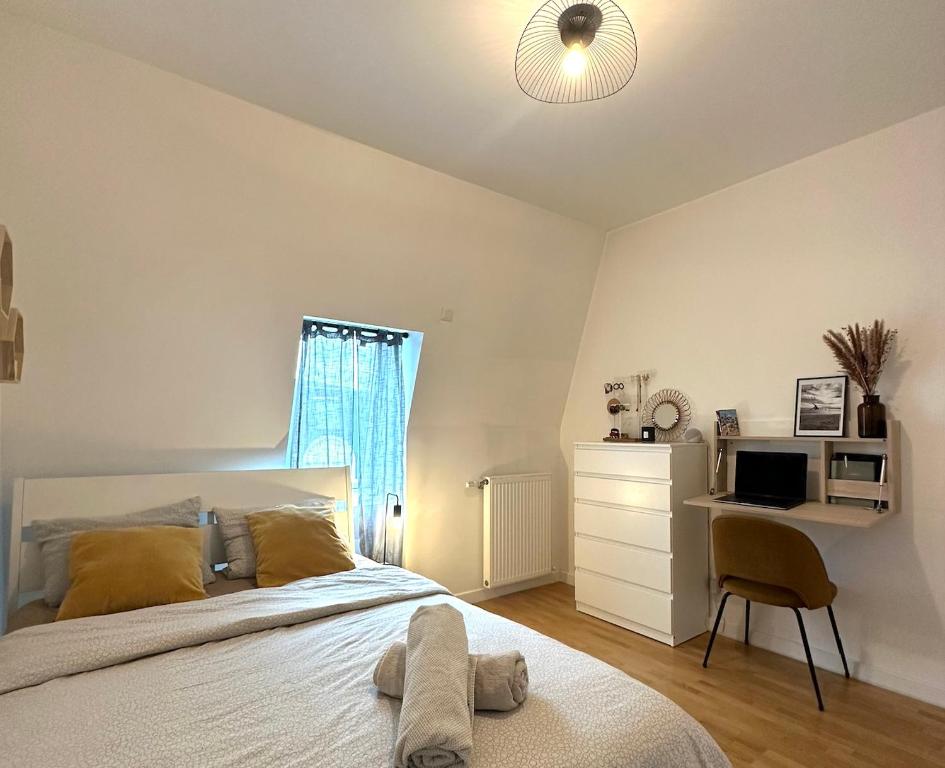 1 dormitorio con 1 cama y escritorio con ordenador en Comfy apartment near La Defense - West of Paris en La Garenne-Colombes