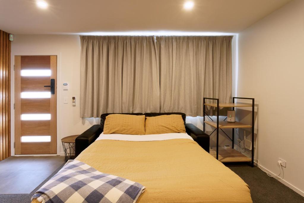 sypialnia z dużym łóżkiem i oknem w obiekcie Hidden Gem in Calton Hill w mieście Dunedin