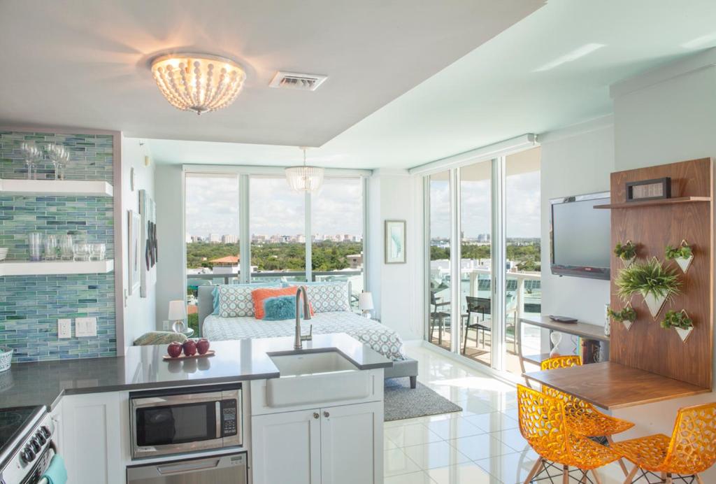 een keuken met een woonkamer met een bank bij Coconut Grove 10th Fl Studio Parking Included in Miami