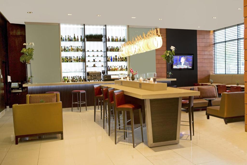 TV a/nebo společenská místnost v ubytování Courtyard by Marriott Panama Multiplaza Mall