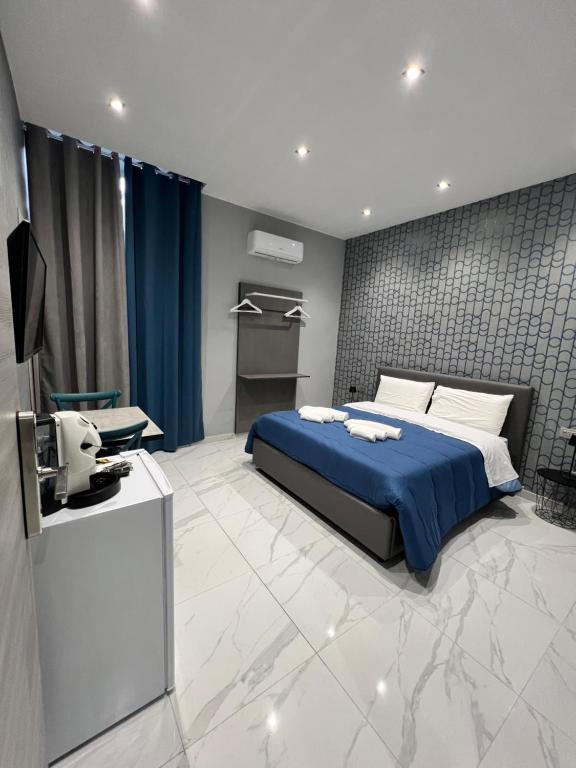 - une chambre avec un lit et une télévision dans l'établissement Fly Home, à Naples