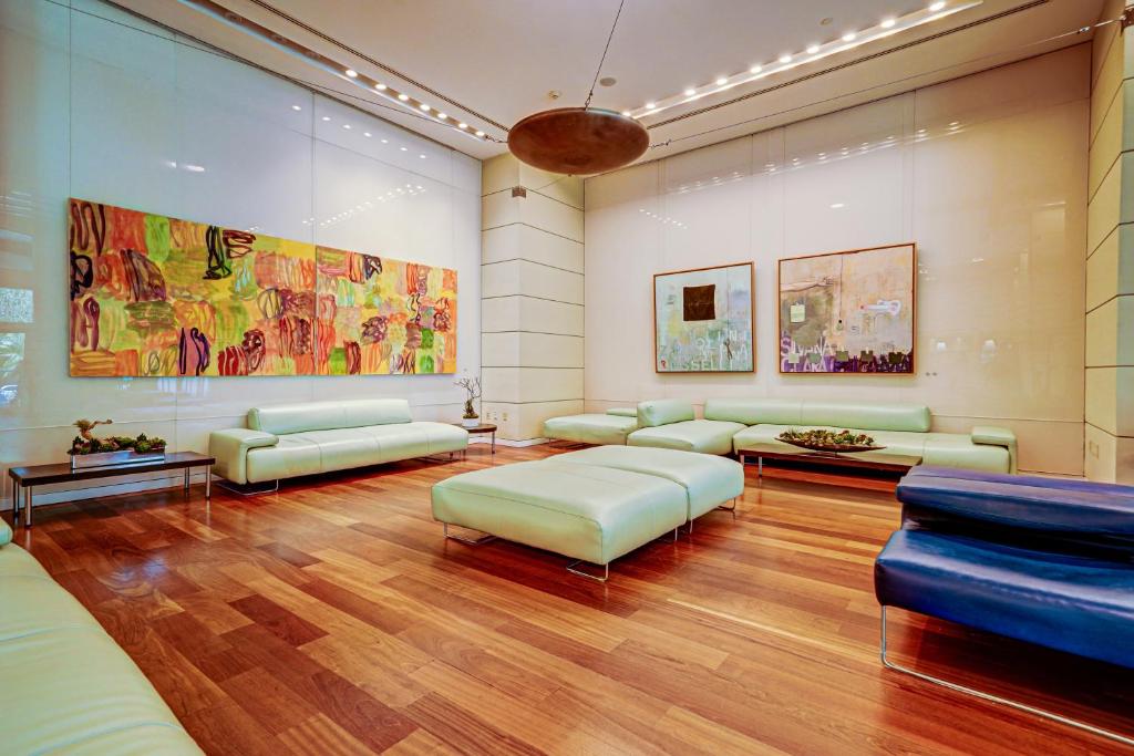 un ampio soggiorno con divani e un dipinto di Adorable 12th Floor Standard Unit Parking Included a Miami