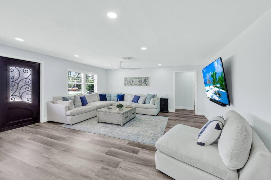 Et tv og/eller underholdning på Casa Castaways Spacious Retreat @casacastaways