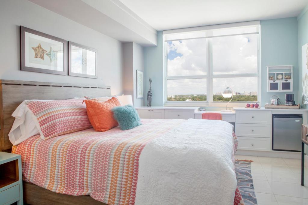 Coconut Grove 10th Floor private unit Parking Included - Housity