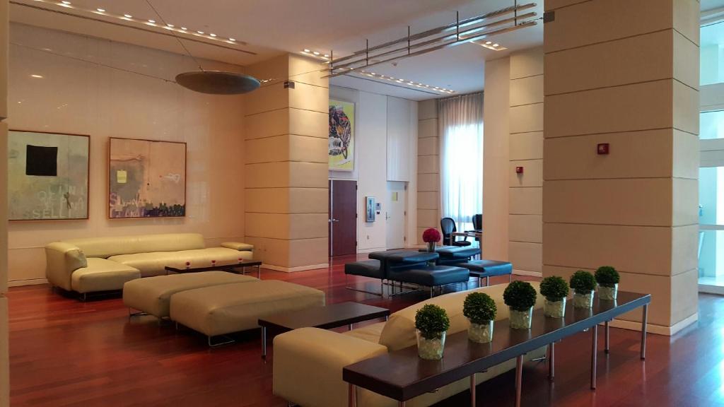 Posezení v ubytování Coconut Grove 10th Floor private unit Parking Included