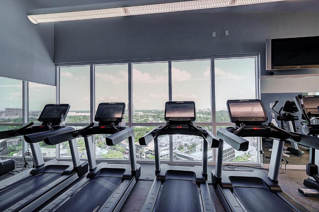 Fitness centrum a/nebo fitness zařízení v ubytování Coconut Grove 10th Floor private unit Parking Included