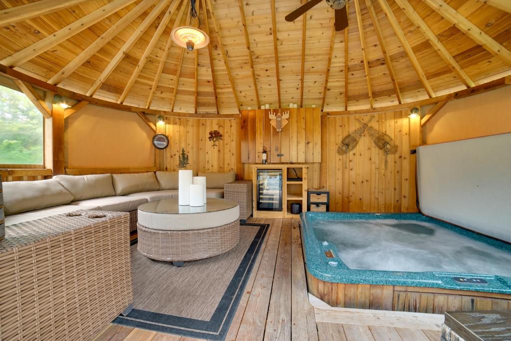 uma sala de estar com uma banheira de hidromassagem numa casa em Moose Lodge Cabin with Entertainment Gazebo! em Baring