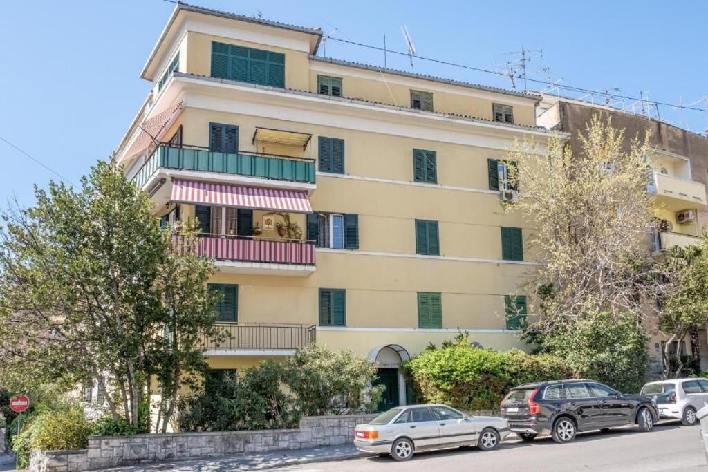 um edifício com carros estacionados em frente em Apartments and Room Poesia em Split