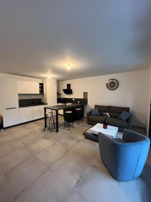 un salon avec un canapé et une table dans l'établissement Appartement proche de Genève 2, à Collonges-sous-Salève