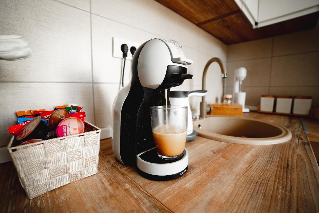 Příslušenství pro přípravu čaje a kávy v ubytování Apartman VELUK