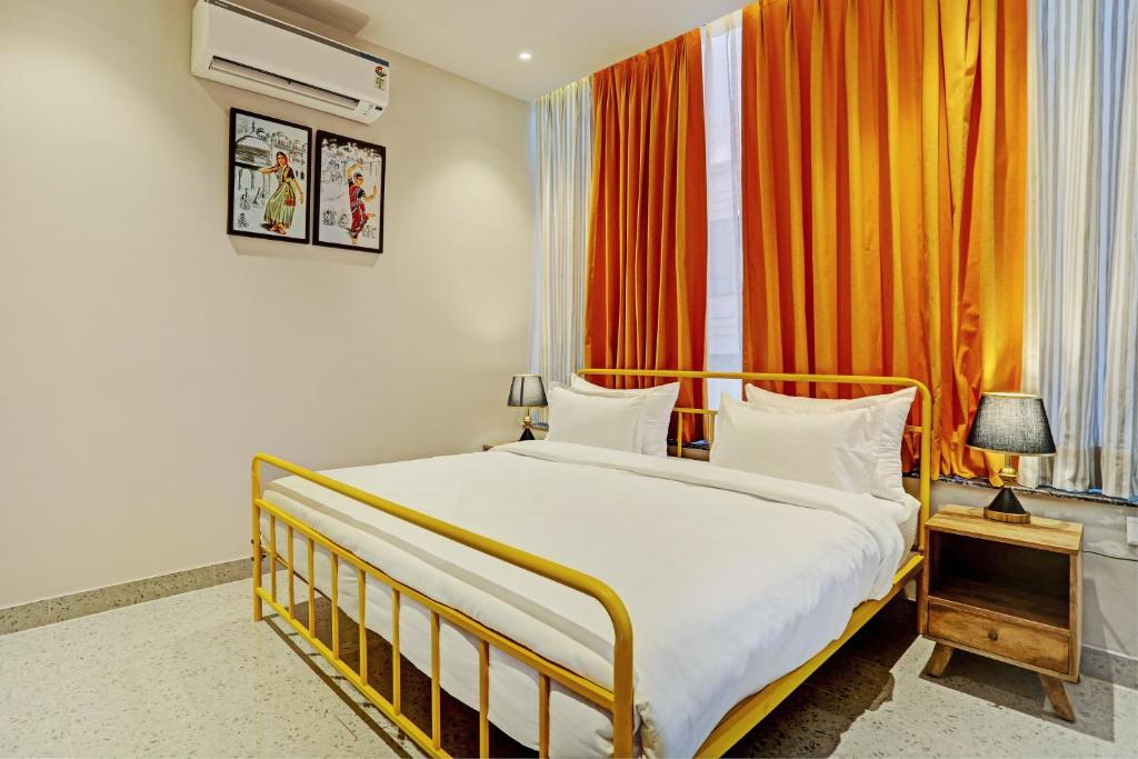 a bedroom with a bed and a window at Super OYO Palette - Pentagon Boutique Hotel in Jaipur