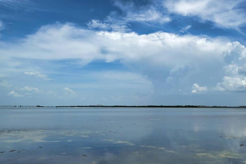 une grande quantité d'eau sous un ciel nuageux dans l'établissement Dans Florida Condos Dolphin Bay at Runaway Bay, à Bradenton Beach