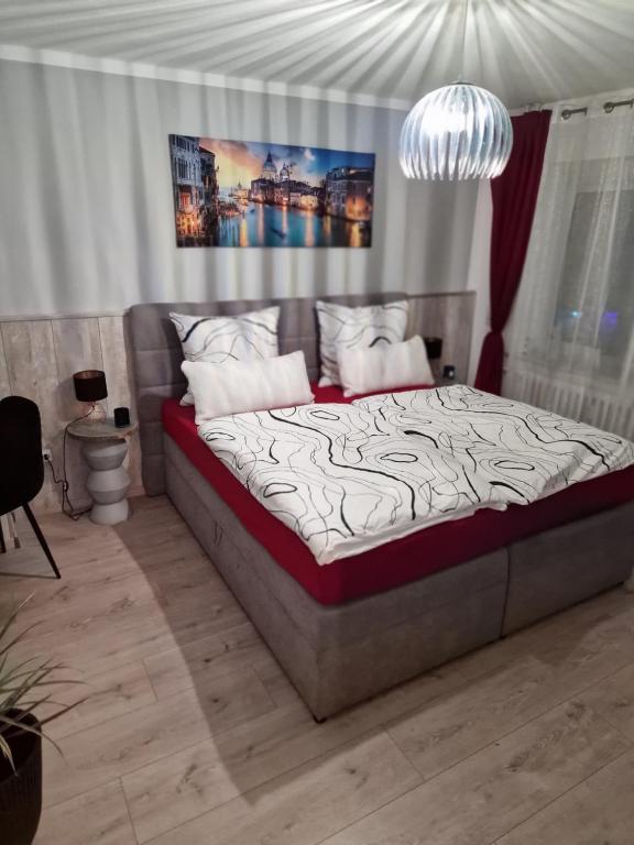 sypialnia z dużym łóżkiem i żyrandolem w obiekcie schlafgut24 w Dortmundzie
