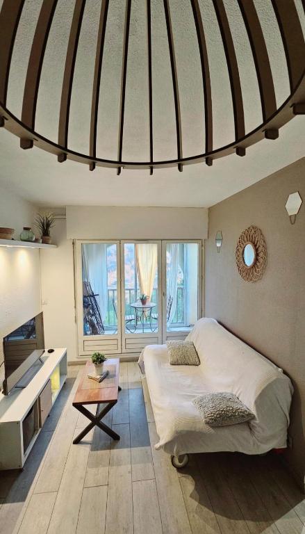 une chambre avec un lit et une table dans l'établissement Les pieds dans l'eau, à Palavas-les-Flots