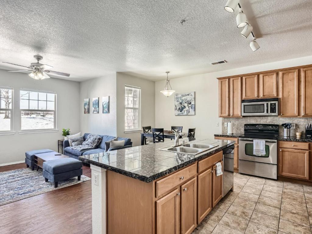 een open keuken en een woonkamer met een bank bij 1BR Condo near Dove Valley in Englewood