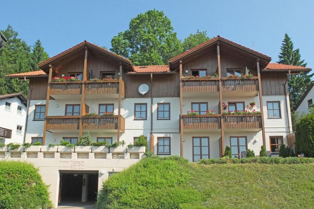 un gran edificio con balcones en la parte superior. en Ferienwohnung mit Balkon und schöner Fernsicht en Bodenmais