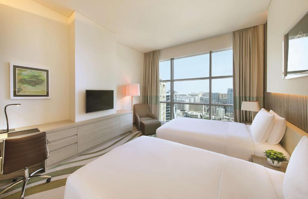 Postel nebo postele na pokoji v ubytování DoubleTree by Hilton Doha Old Town