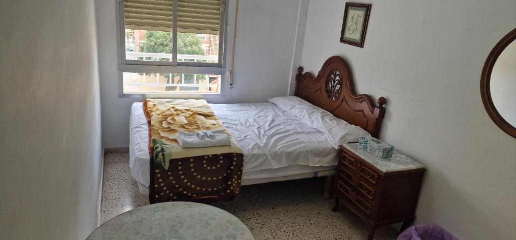 ein kleines Schlafzimmer mit einem Bett und einem Fenster in der Unterkunft luxe in Motril