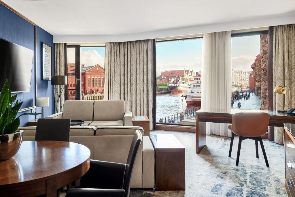 un salon avec un canapé et une table dans l'établissement Hilton Gdansk, à Gdańsk