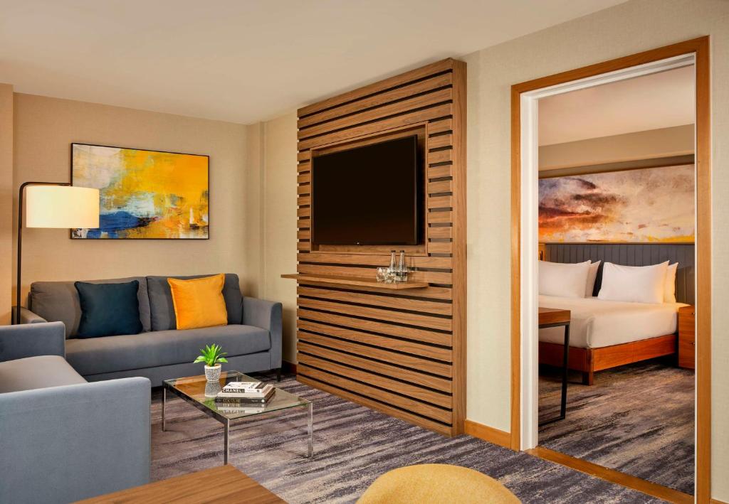 DoubleTree by Hilton Lincoln - King Suite