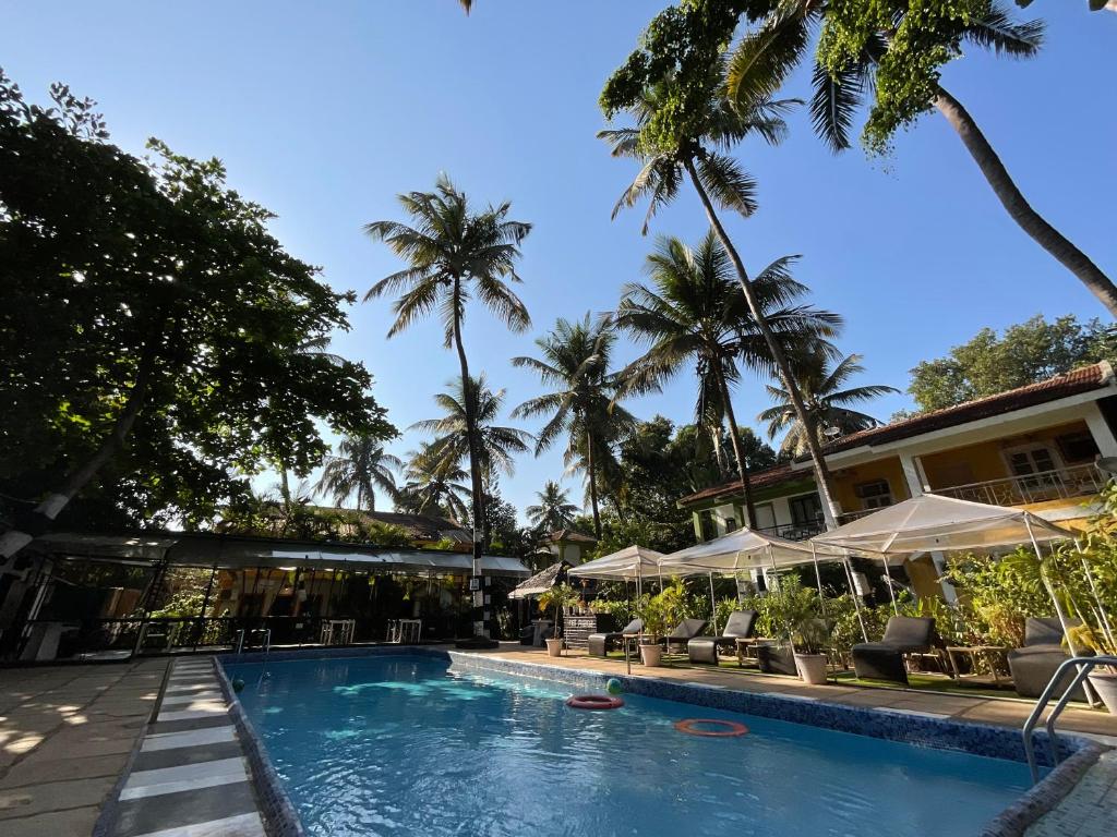 un complejo con una piscina con palmeras en el fondo en Ondas Do Mar Beach Resort Phase 1, en Calangute