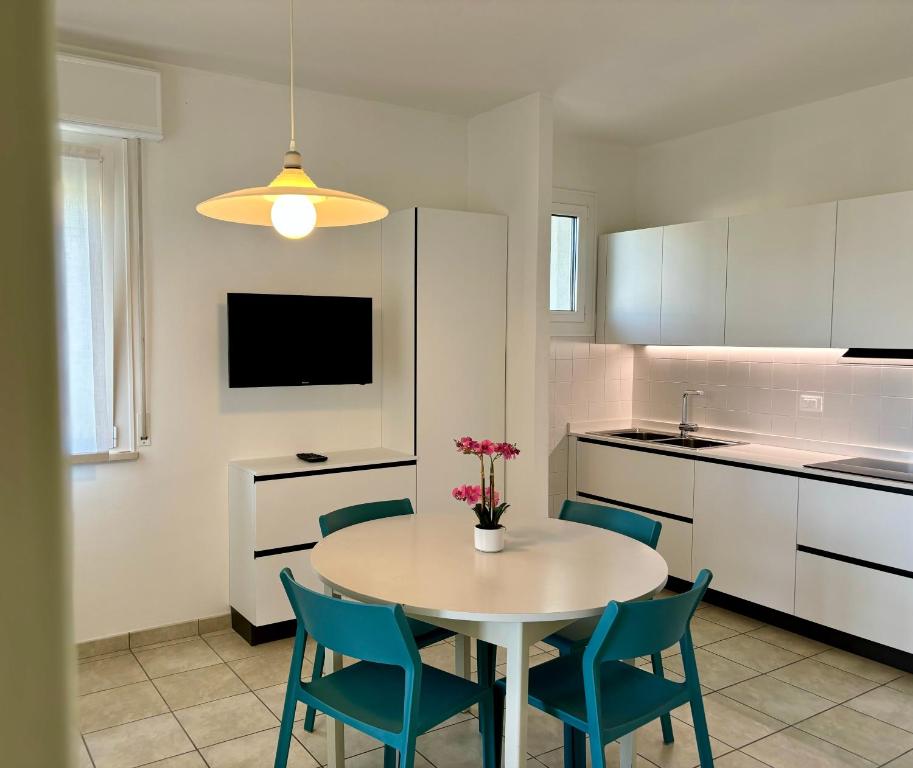 ビビオーネにあるVilla Giorgio 4 Terrazza Privataのキッチン(テーブル、椅子、テレビ付)