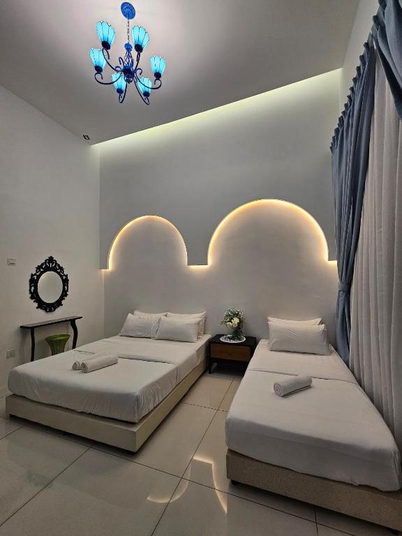 Postel nebo postele na pokoji v ubytování Ipoh Santorini Hideaway - Hotel Inspired