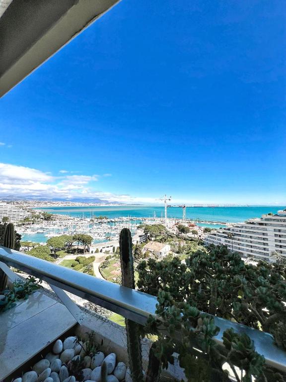 - un balcon offrant une vue sur l'océan dans l'établissement #101 MARINA RIVIERA BAY - Studio 30m2 avec terrasse vue Mer, à Villeneuve-Loubet