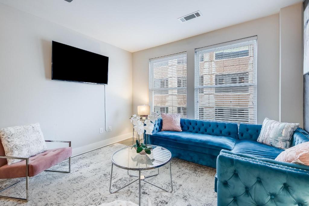 Modern getaway minutes from Truist park! - Housity