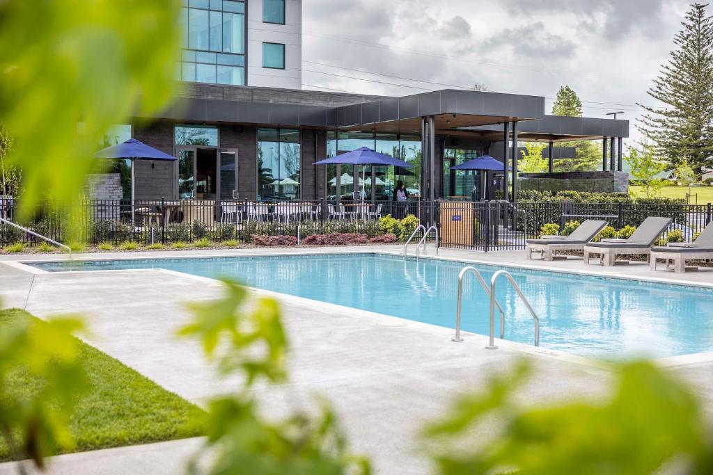 Bazén v ubytování DoubleTree By Hilton Auckland Karaka nebo v jeho okolí