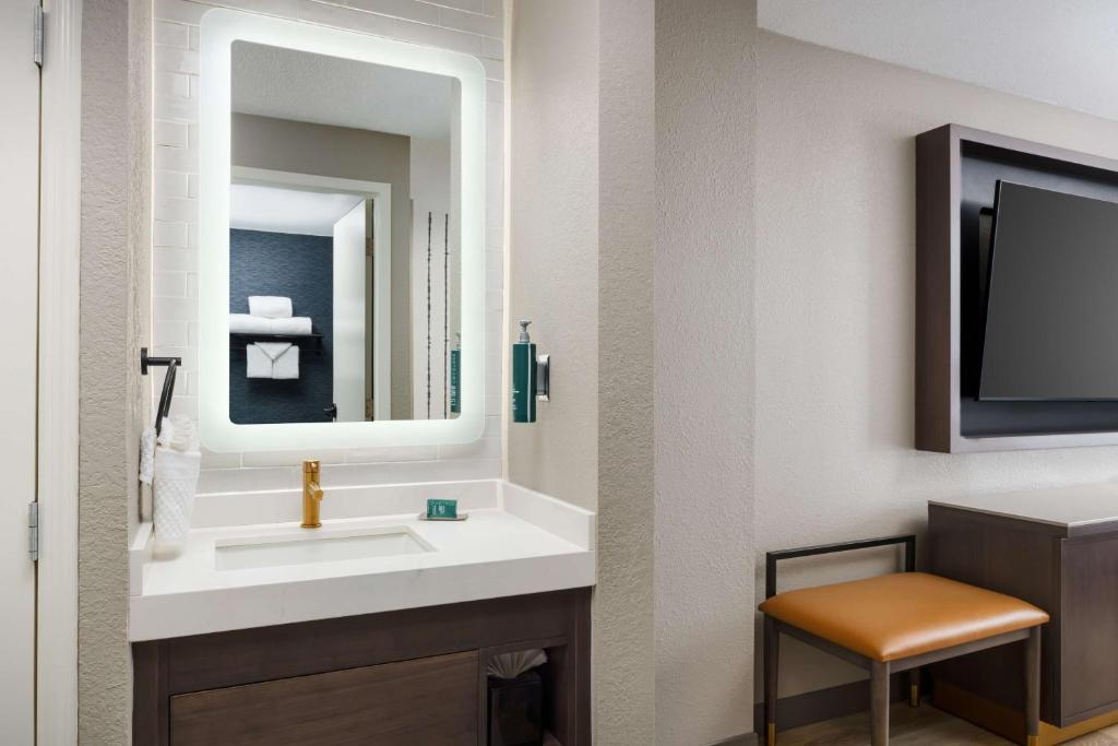 DoubleTree by Hilton Charlotte City Center - Deluxe King Room