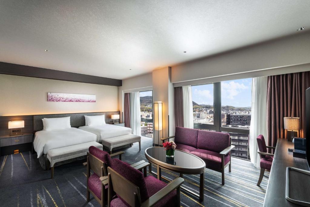 Postel nebo postele na pokoji v ubytování DoubleTree by Hilton Kyoto Station