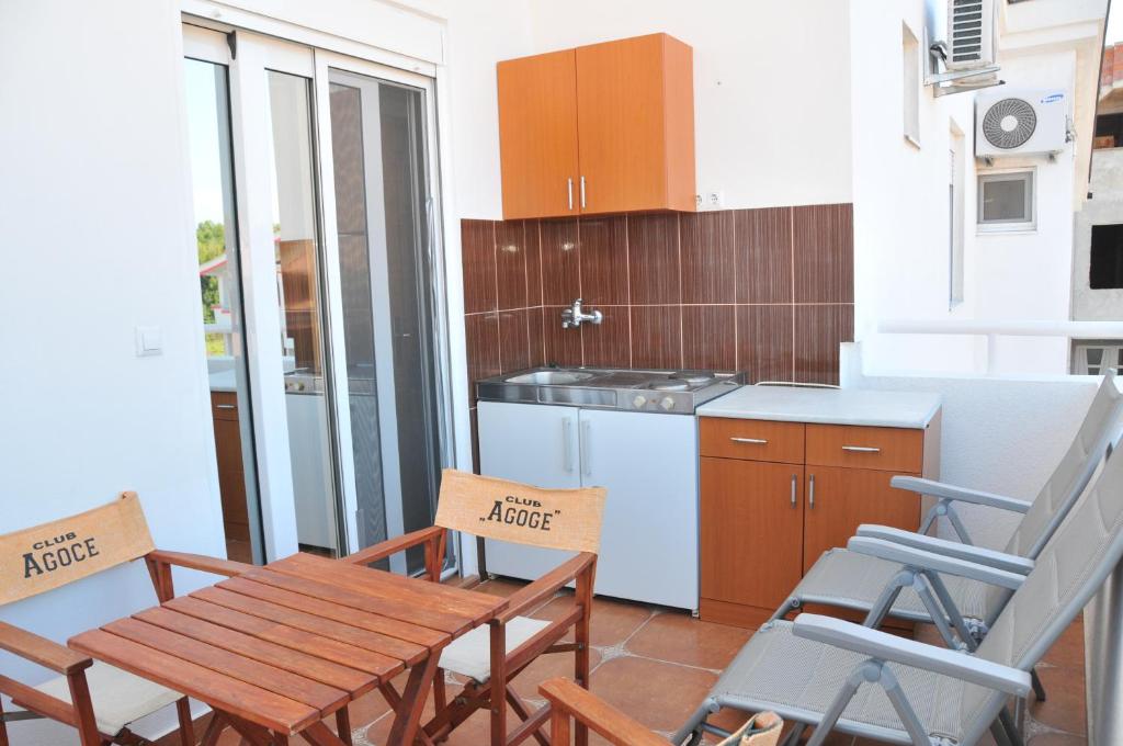 Kuchyň nebo kuchyňský kout v ubytování Guest House Nura