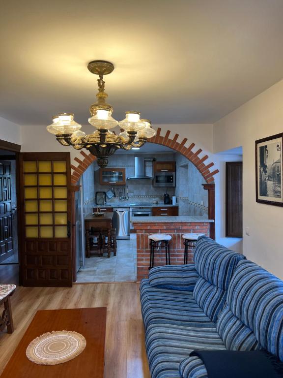 salon z kanapą i kuchnią w obiekcie Apartamento El rincón del Gato w mieście Santillana del Mar