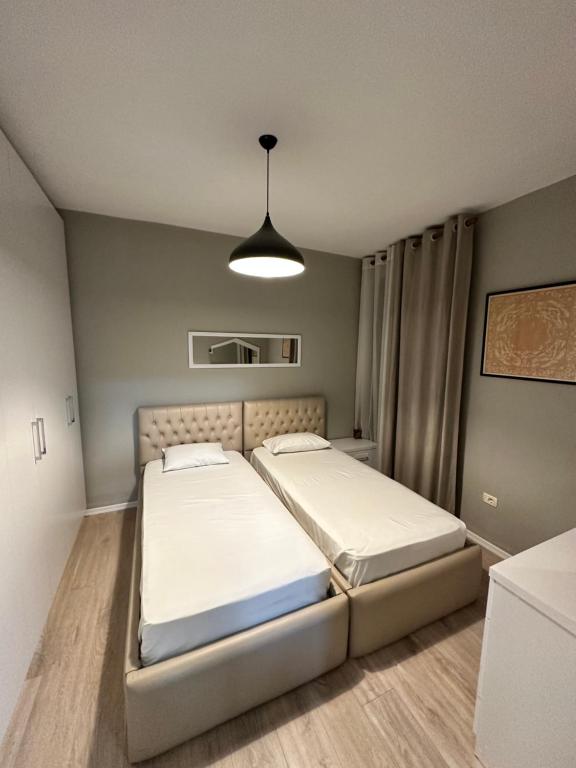Un pat sau paturi într-o cameră la Hanna Apartment