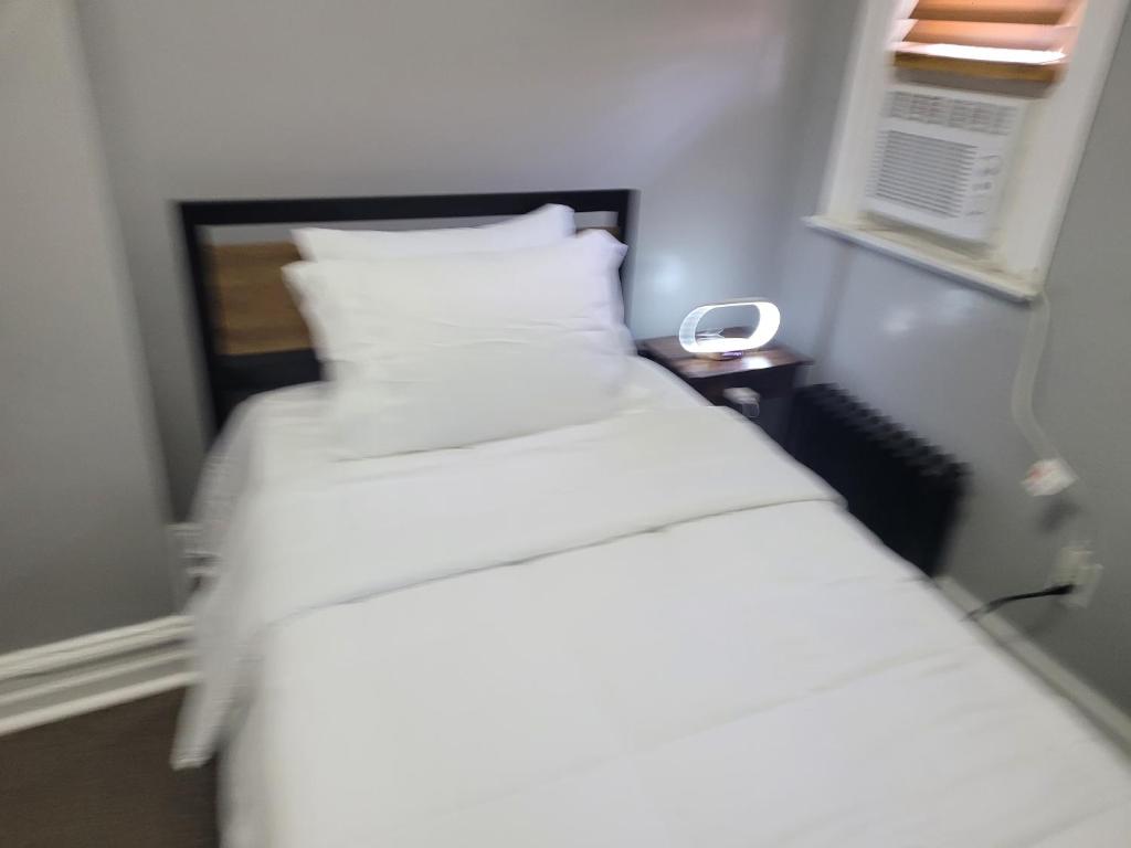 2 łóżka w małym pokoju z: w obiekcie Chilltown w mieście Wakefield