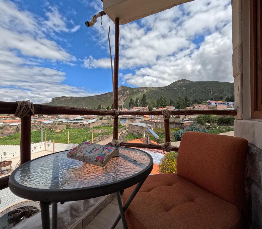 - Balcón con vistas, mesa y silla en TerraMistica Colca, en Coporaque