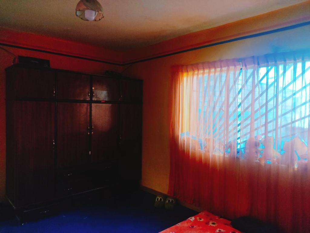 a bedroom with a window with curtains and a bed at Casa familiar orange corner in La Paz