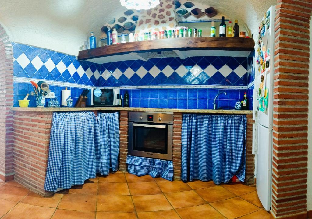 Η κουζίνα ή μικρή κουζίνα στο Casa Cueva The Exclusive Royal Andalusian Cave