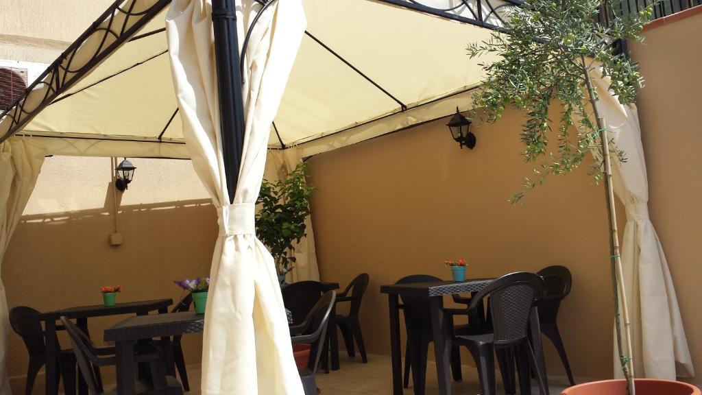 Restaurace v ubytování Affittacamere Il Terrazzo Di Archimede