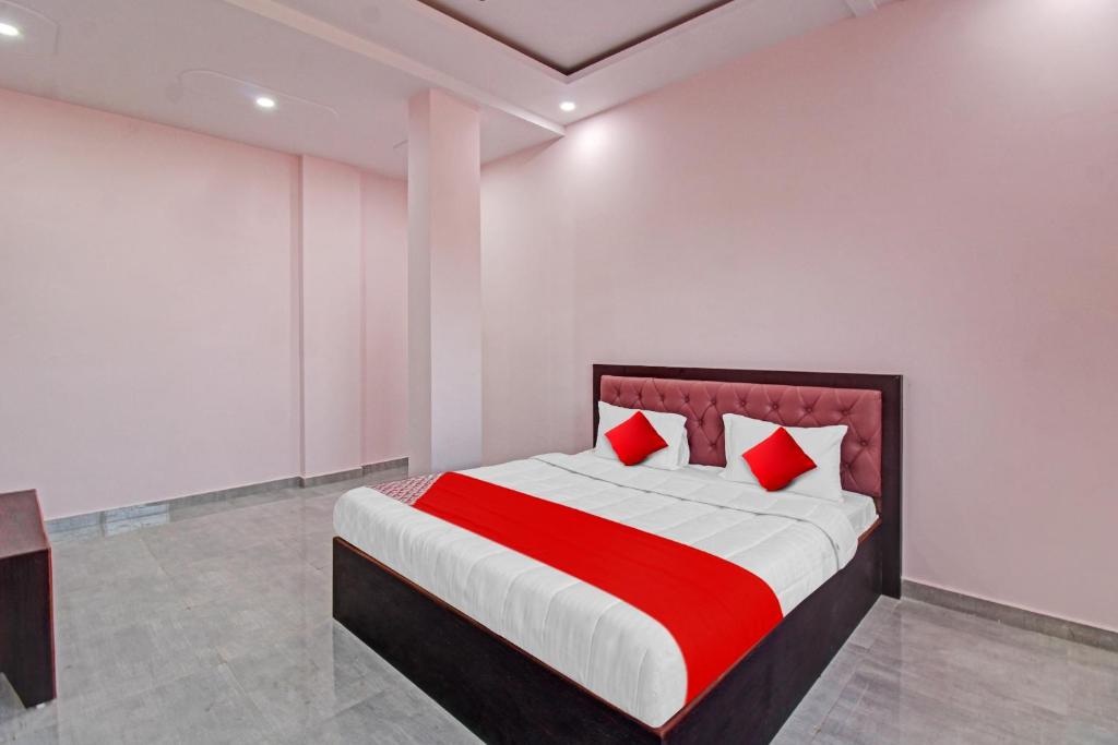 Tempat tidur dalam kamar di OYO Flagship Hotel Anand In
