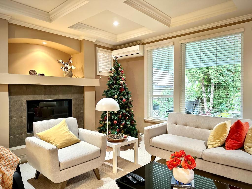 a living room with a christmas tree in the corner at Langley独立洗手间的一楼温馨客房 in Pitt Meadows