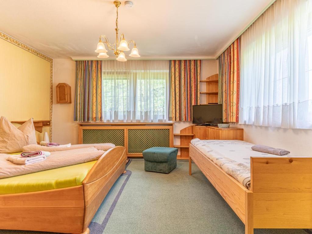 Televízia a/alebo spoločenská miestnosť v ubytovaní Hintermühltalhof