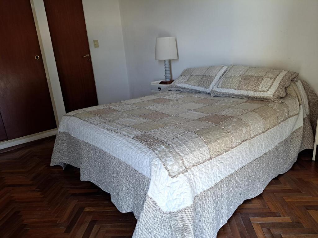 Un dormitorio con una cama con una manta. en Espacio C Av Poeta Lugones GRAN VISTA en Córdoba