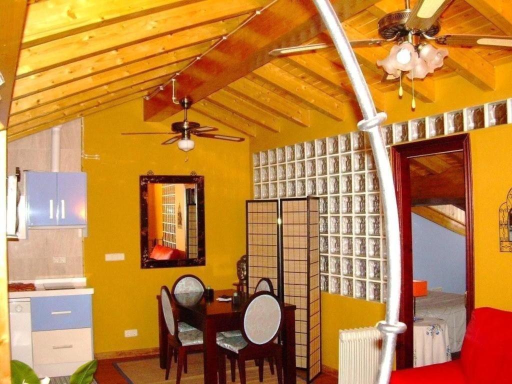 a dining room with a table and a ceiling fan at Private Wohnung in Mombeltrán in Mombeltrán